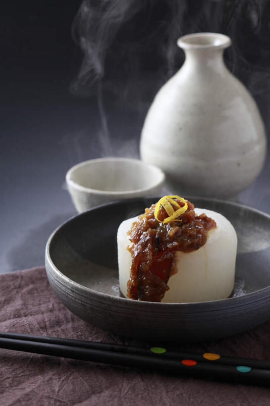 清酒,无人,竖图,俯视,室内,特写,白天,烹饪,雾,筷子,桌面,桌子,萝卜,白萝卜,蔬菜,沸腾,黑色背景,新鲜,蒸汽,日本料理,料理,食品,水蒸气,酒类,筷枕,菜肴,美食,玻璃制品,酒,食物,饮料,玻璃瓶,瓶子,碗,日式料理,日式,摄影,佳肴,有机食品,绿色食品,影棚,味噌汤,蒸发,莱菔,彩图,高角度拍摄,影棚拍摄,拍摄