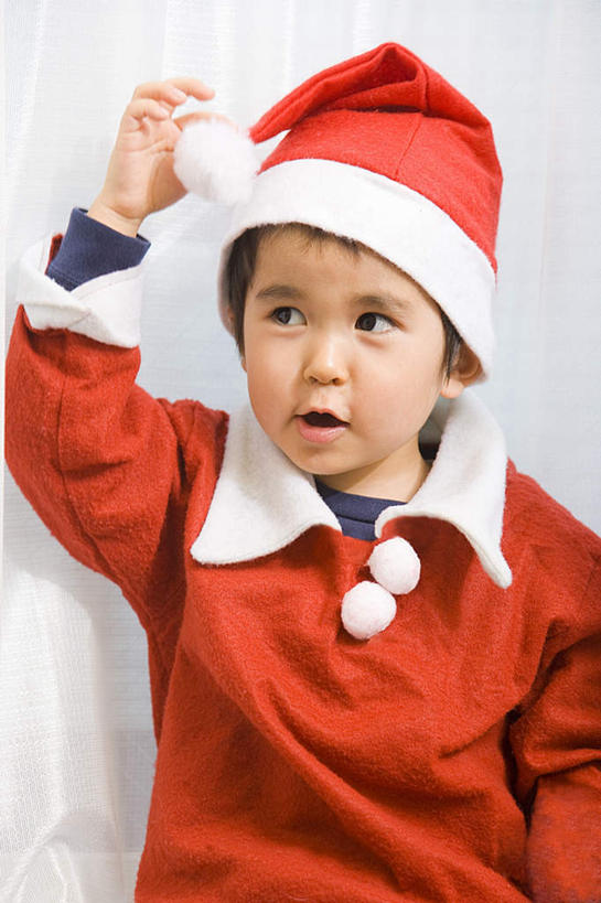 东方人,儿童,一个人,坐,举,笑,摸,微笑,露齿笑,竖图,室内,白天,正面,纯洁,帽子,椅子,亚洲,仅一个男性,仅一个人,抚摸,握,墙,注视,黄种人,墙壁,墙面,小孩,衣服,红色,观察,看,靠,靠着,托,倚靠,仅一个小孩,圣诞帽,可爱,童年,童趣,握着,观看,察看,倚着,关注,童真,烂漫,无邪,圣诞衣,棉帽,天真,男孩,男人,男性,亚洲人,孩子,触摸,接触,举起,举手,举着,向上举,向上伸,向上托,坐着,半身,彩图,男生