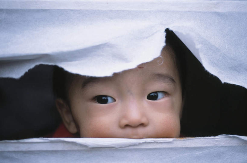 东方人,儿童,脸,头,脸颊,头发,一个人,站,横图,室内,白天,正面,旅游,度假,纯洁,窗户,亚洲,仅一个女性,仅一个人,注视,黄种人,娱乐,小孩,黑色,观察,看,站着,仅一个小孩,享受,休闲,放松,可爱,童年,童趣,观看,察看,关注,童真,烂漫,无邪,纸窗,天真,女孩,女人,女性,亚洲人,孩子,头部,脸部,脸蛋,面部,站立,半身,彩图,女生