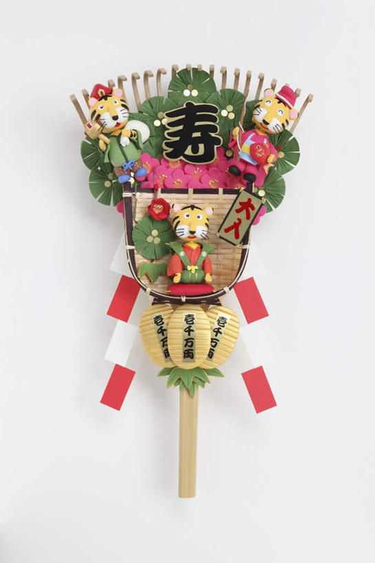 无人,竖图,俯视,室内,白天,白色背景,游戏,钱,桌面,哺乳动物,虎,野生动物,玩具,朦胧,模糊,神话,装饰,标志,钱币,文字,字符,玩,文化,娱乐,标识,三个,动物,祈福,休闲,汉字,益智,金融,摄影,影棚,经济,活动,华丽,修饰,点缀,发泄,消遣,智力,中文,传说,凶猛,流通,贸易,宣泄,衬托,美观,雅致,雅观,国文,华文,残暴,凶残,货币,现金,硬币,老虎,玩耍,嬉戏,彩图,高角度拍摄,影棚拍摄,拍摄,寓言