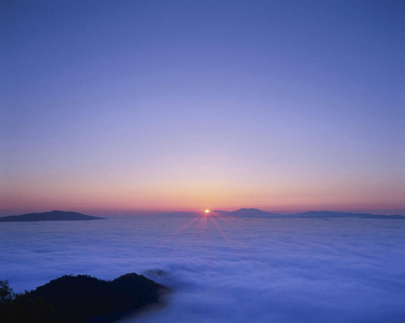 无人,横图,全景,室外,白天,正面,旅游,度假,日出,美景,山,山脉,太阳,天际线,北海道,日本,亚洲,朦胧,模糊,地平线,景观,山峰,云,云朵,云海,辽阔,地面,朝霞,黎明,山峦,云彩,娱乐,蓝色,白云,蓝天,天空,阳光,自然,群山,天,享受,休闲,景色,放松,晴朗,一望无际,自然风光,延伸,东亚,万里无云,日本国,天地相交,北海道地方,北海道岛,知床半岛,朝阳,晴空,晴空万里,彩图,破晓