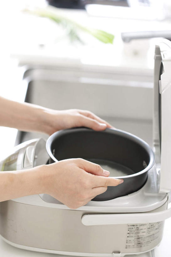 东方人,头发,一个人,站,捧,摸,竖图,俯视,室内,白天,水,厨房,柜子,亚洲,仅一个年轻女性,仅一个女性,仅一个人,一堆,许多,抚摸,握,阴影,堆叠,堆积,服装,光线,锅子,围裙,液体,影子,水滴,谷类,谷物,灶头,米,拿,拿着,休闲装,黄种人,大米,衣服,白色,黑色,灰色,阳光,橱柜,站着,休闲,休闲服,握着,服饰,堆,年轻女性,女人,女性,亚洲人,触摸,端,端着,接触,捧着,清洗,手捧,站立,半身,彩图,高角度拍摄,灶间