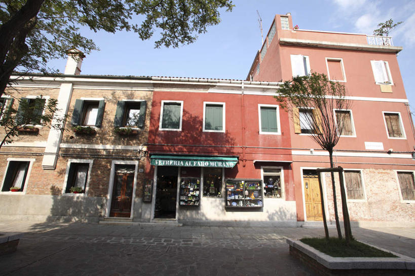 无人,家,商店,横图,俯视,室外,白天,购物,度假,消费,美景,植物,城市风光,超市,城市,意大利,欧洲,威尼斯,阴影,光线,影子,房屋,屋子,景观,云,云朵,云彩,娱乐,楼房,住宅,树,树木,蓝色,绿色,白云,蓝天,天空,阳光,自然,天,享受,休闲,景色,放松,金融,百货,便利店,生长,晴朗,成长,南欧,选购,贸易,意大利共和国,血拼,零售店,布拉诺岛,晴空,彩图,高角度拍摄,房子,店铺,杂货店,杂货铺