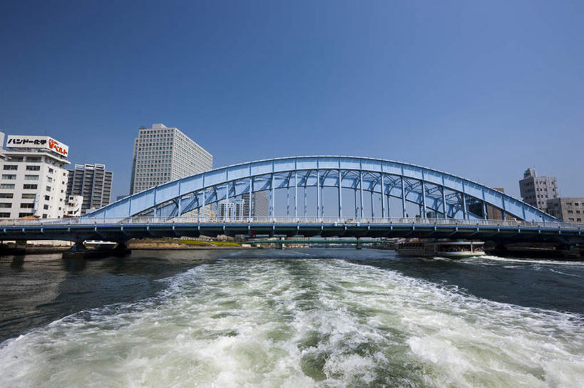 无人,横图,全景,室外,白天,仰视,旅游,度假,天际线,大桥,地标,立交桥,轮船,桥梁,船,东京,日本,亚洲,一艘,波纹,飞溅,溅,液体,水滴,高架,斜拉桥,桥,娱乐,水珠,蓝色,蓝天,水纹,天空,船尾波,交通工具,波浪,天,享受,休闲,放松,晴朗,喷洒,载具,东亚,本州,万里无云,关东地方,本州岛,日本国,东京都,隅田川,晴空,晴空万里,彩图,低角度拍摄