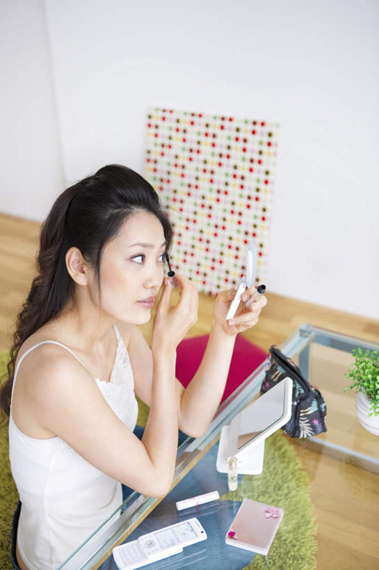 东方人,一个人,坐,打电话,竖图,俯视,室内,白天,化妆,美容,镜子,桌面,桌子,电话,手机,亚洲,仅一个年轻女性,仅一个女性,仅一个人,护肤,服装,反射,木制,拿,拿着,注视,吊带衫,休闲装,黄种人,通讯设备,衣服,黑色,化妆镜,化妆品,木制品,观察,看,保养,享受,休闲,休闲服,睫毛膏,放松,保健,服饰,化妆包,观看,镜像,察看,镜面,关注,眼妆,养颜,光学,睫毛液,交流,年轻女性,女人,女性,亚洲人,长发,卷发,沟通,通话,坐着,半身,彩图,高角度拍摄