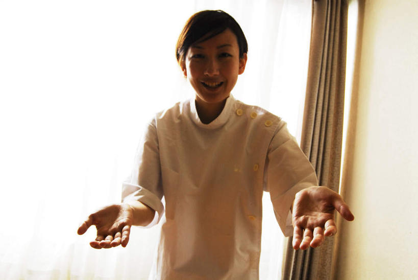 东方人,一个人,护士,站,笑,微笑,露齿笑,横图,室内,白天,正面,窗户,窗帘,落地窗,亚洲,仅一个年轻女性,仅一个女性,仅一个人,握,墙,背光,拿,拿着,黄种人,玻璃窗,墙壁,墙面,双手摊开,站着,握着,白衣天使,逆光,年轻女性,女人,女性,亚洲人,站立,半身,彩图