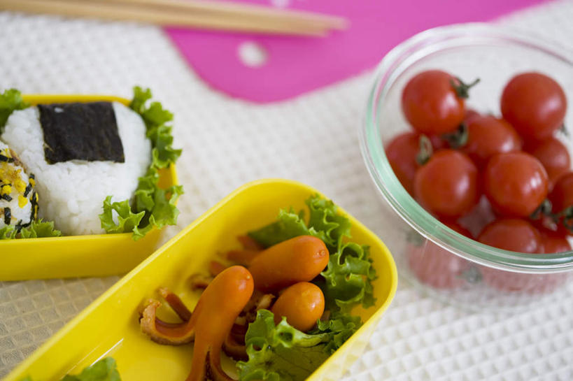 米饭,寿司,无人,横图,俯视,室内,白天,餐桌,筷子,桌子,萝卜,胡萝卜,蔬菜,西红柿,静物,餐具,一堆,许多,堆积,新鲜,生菜,莴苣,海苔,食品,紫菜,饭,文化,传统,食物,垫子,碗,有机食品,绿色食品,餐台,堆,礼节,五谷,礼仪,春菜,鹅仔菜,莴仔菜,千金菜,叶用莴苣,进餐用具,红萝卜,甘荀,番茄,彩图,高角度拍摄