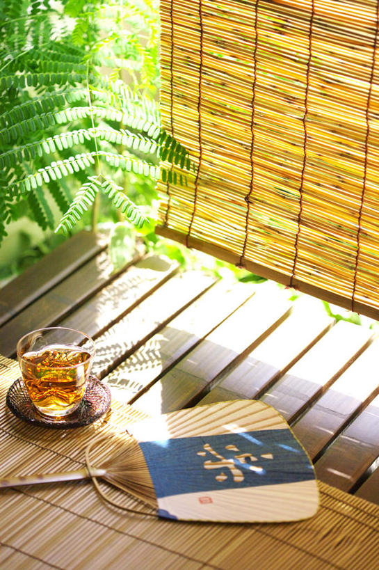 无人,竖图,俯视,室内,特写,白天,度假,幸福,草地,草坪,美景,植物,茶,城市风光,城市,杯子,神奈川,日本,亚洲,阴影,朦胧,模糊,光线,扇子,影子,竹帘,景观,茶叶,神奈川县,清凉,凉爽,文化,娱乐,玻璃制品,草,绿色,阳光,水杯,享受,休闲,温馨,景色,放松,乐趣,提神,舒适,醒脑,东亚,本州,关东地方,本州岛,日本国,玻璃杯,彩图,高角度拍摄,传统文化