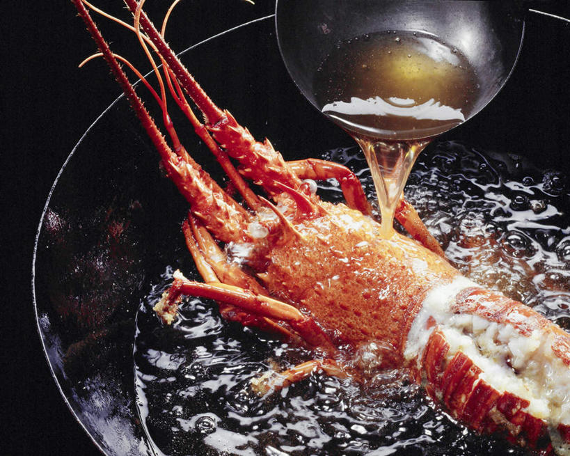 海鲜,龙虾,无人,横图,俯视,室内,特写,白天,烹饪,厨具,金属制品,一把,倒,沸腾,金属,锅子,勺子,油,油炸,油炸食品,锅,水产,海洋生物,油锅,一个,红色,流动,单个,锅具,水生动物,海产品,水生物,流淌,海底动物,烹饪用具,烹调用具,烹调,彩图,高角度拍摄