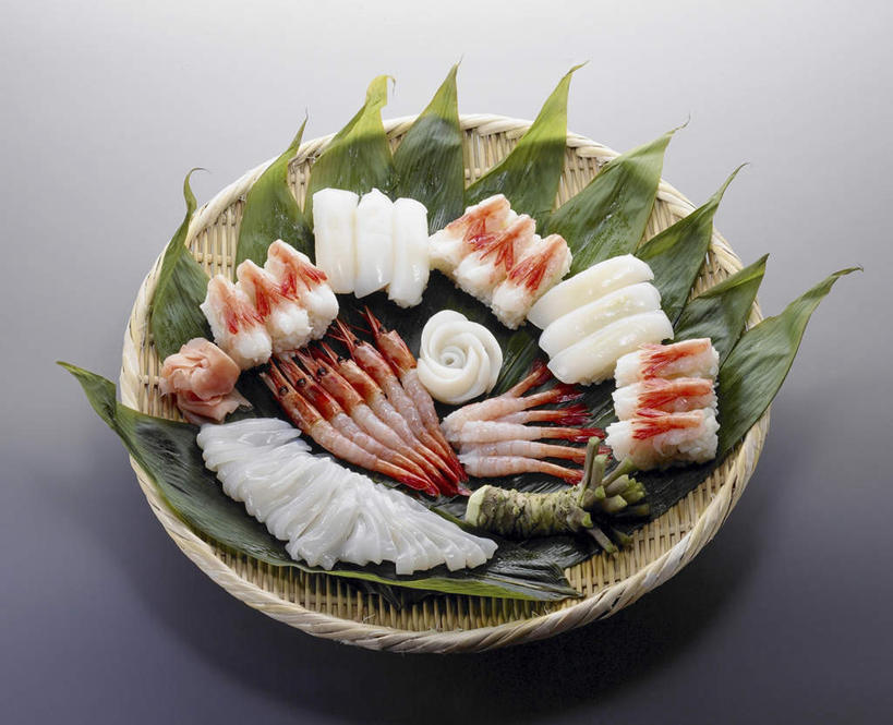 海鲜,米饭,生鱼片,寿司,无人,横图,俯视,室内,特写,白天,烹饪,芦苇,叶子,许多,装饰,粽叶,肉,虾,鱼肉,日本料理,鱼片,料理,食品,绿叶,饭,水产,菜肴,美食,肉类,海洋生物,食物,日式料理,日式,嫩叶,佳肴,华丽,修饰,点缀,五谷,水生动物,海产品,水生物,肉食,海底动物,箬叶,芦苇叶,握寿司,押寿司,衬托,美观,雅致,雅观,沙西米,叶,叶片,彩图,高角度拍摄,刺身