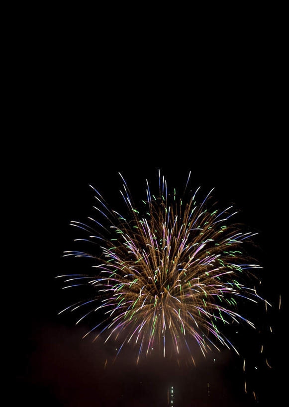 无人,竖图,彩色,室外,特写,夜晚,仰视,爆炸,烟火,日本,亚洲,黑色背景,光线,光泽,烟雾,光芒,辉煌,美丽,照射,扩散,一个,黄色,红色,紫色,焰火,灿烂,闪耀,单个,闪烁,壮丽,礼花,照耀,五彩缤纷,光辉,东亚,烂漫,本州,本州岛,日本国,中部地方,山梨,山梨县,花炮,礼花炮,绚烂,毫光,闪动,闪灼,灿艳,绮丽,绚丽,烟花,彩图,低角度拍摄