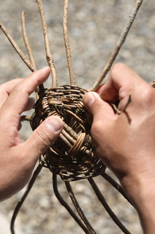 东方人,手,一个人,坐,竖图,俯视,室外,特写,白天,亚洲,双手,仅一个男性,仅一个人,制作,朦胧,模糊,艺术,编织,手工艺品,稻草,地面,拿,拿着,黄种人,文化,仅一个年轻男性,工艺品,手部,男人,男性,年轻男性,亚洲人,坐着,半身,彩图,高角度拍摄