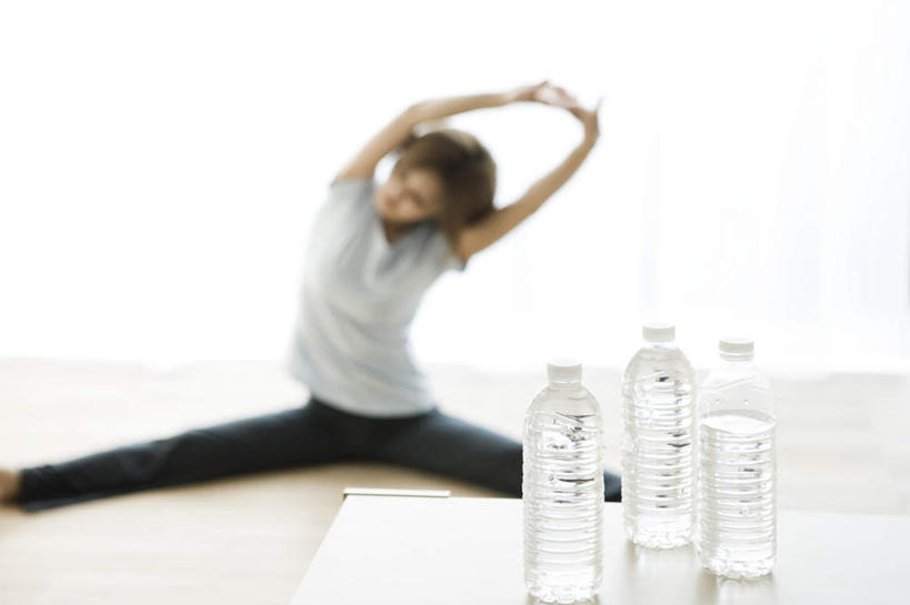 东方人,一个人,横图,俯视,室内,白天,餐桌,地板,桌子,亚洲,仅一个年轻女性,仅一个女性,仅一个人,服装,水瓶,地面,注视,休闲装,黄种人,木地板,衣服,观察,看,休闲,休闲服,劈叉,伸手,服饰,餐台,观看,察看,关注,年轻女性,女人,女性,亚洲人,半身,彩图,高角度拍摄