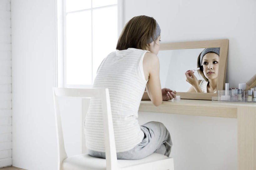 东方人,一个人,坐,横图,室内,白天,化妆,美容,窗户,镜子,椅子,亚洲,仅一个年轻女性,仅一个女性,仅一个人,握,阴影,服装,朦胧,模糊,反射,光线,束发带,影子,木椅,墙,拿,拿着,注视,休闲装,黄种人,发带,玻璃窗,墙壁,墙面,背面,衣服,阳光,化妆镜,化妆品,观察,看,休闲,休闲服,握着,服饰,化妆台,观看,镜像,察看,镜面,化妆间,关注,光学,年轻女性,女人,女性,亚洲人,坐着,半身,彩图