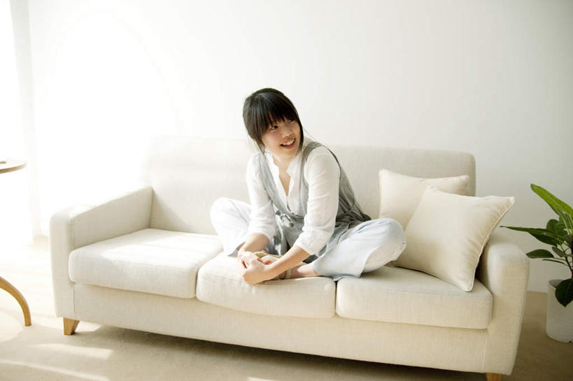 东方人,一个人,客厅,坐,盘腿,横图,室内,白天,正面,植物,靠垫,沙发,亚洲,仅一个年轻女性,仅一个女性,仅一个人,服装,盆栽,墙,靠枕,盆景,注视,休闲装,黄种人,墙壁,墙面,两个,一个,衣服,绿色,自然,边桌,垫子,枕头,观察,看,休闲,休闲服,服饰,生长,单个,成长,观看,察看,起居室,关注,布艺沙发,年轻女性,女人,女性,亚洲人,盘腿而坐,盘膝,盘着腿的,盘着腿坐,双腿交叉,坐着,彩图,全身