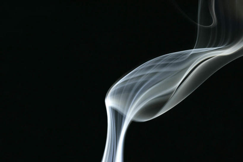 无人,横图,室内,特写,白天,正面,一条,黑色背景,弯曲,飘扬,光线,光泽,烟雾,光芒,飞舞,白色,烟,摄影,影棚,飘逸,杂乱,卫生,光辉,纯真,洁净,光明,毫光,恬静,中间色,朴素,清白,彩图,影棚拍摄,拍摄