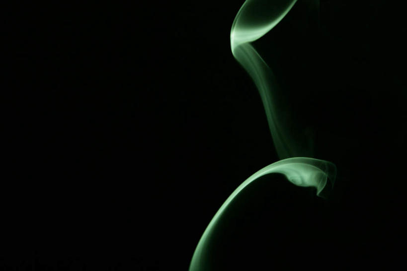 无人,横图,室内,特写,白天,正面,一条,黑色背景,弯曲,新鲜,飘扬,光线,光泽,烟雾,光芒,飞舞,绿色,烟,摄影,影棚,飘逸,青春,杂乱,生命,和平,安详,光辉,毫光,冷色,彩图,影棚拍摄,拍摄