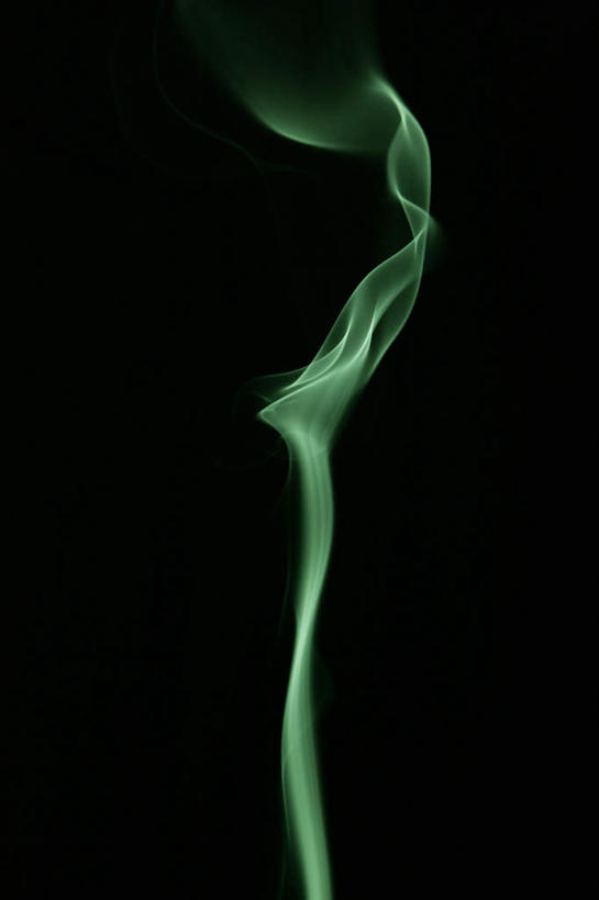 无人,竖图,室内,特写,白天,正面,一条,黑色背景,弯曲,新鲜,飘扬,光线,光泽,烟雾,光芒,飞舞,绿色,烟,摄影,影棚,飘逸,青春,杂乱,生命,和平,安详,光辉,毫光,冷色,彩图,影棚拍摄,拍摄