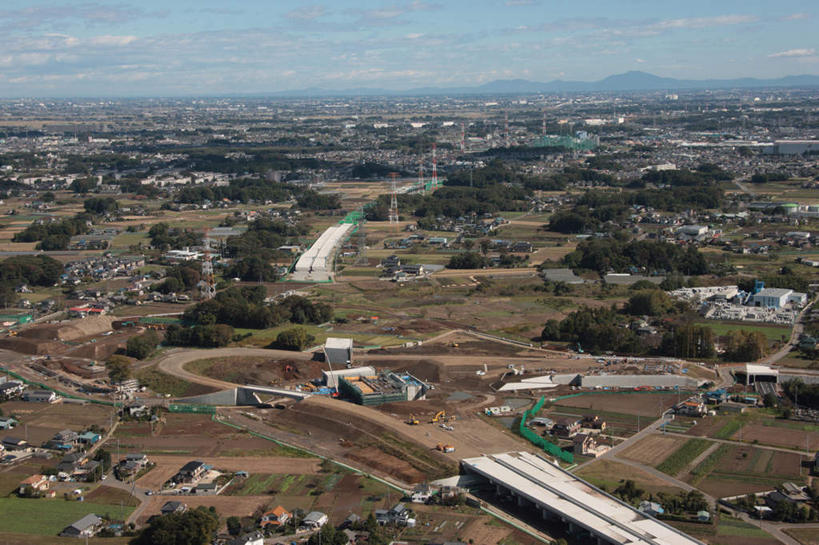 无人,家,农田,栏杆,横图,全景,俯视,航拍,室外,白天,旅游,度假,农业,庄稼,农作物,草地,草坪,美景,山,山脉,树林,天际线,植物,别墅,城市风光,城市,道路,建筑,路,公路,日本,亚洲,阴影,朦胧,模糊,光线,影子,栅栏,房屋,屋子,稻田,地平线,景观,篱笆,山峰,云,云朵,公寓,建筑群,围栏,辽阔,地面,交通,山峦,云彩,娱乐,建设,洋房,护栏,楼房,住宅,草,树,树木,黄色,蓝色,绿色,白云,蓝天,天空,阳光,自然,群山,天,享受,休闲,景色,放松,生长,晴朗,成长,一望无际,铲车,鸟瞰,延伸,东亚,本州,关东地方,本州岛,日本国,天地相交,崎玉,崎玉县,晴空,马路,彩图,高角度拍摄,耕地,庄稼田,房子