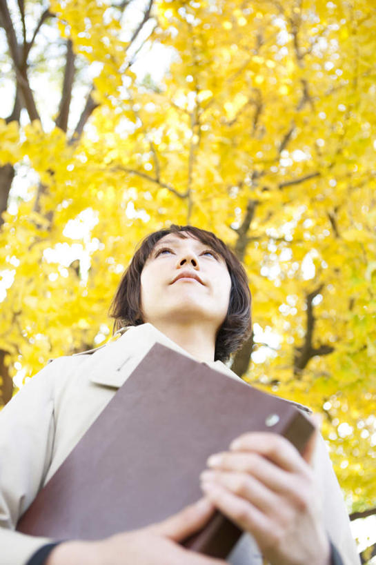 东方人,一个人,商务人士,商务女性,站,笑,微笑,竖图,室外,白天,仰视,秋季,植物,叶子,亚洲,仅一个年轻女性,仅一个女性,仅一个人,握,阴影,套装,朦胧,模糊,光线,材料,档案,文件,影子,枯叶,落叶,拿,拿着,黄种人,树,树木,黄色,蓝色,绿色,蓝天,天空,阳光,自然,资料,天,站着,握着,生长,晴朗,成长,文档,商务装,工薪阶层,万里无云,中国梧桐,青桐,桐麻,年轻女性,女人,女性,亚洲人,白领,上班族,叶,叶片,晴空,晴空万里,秋,秋天,站立,半身,彩图,低角度拍摄