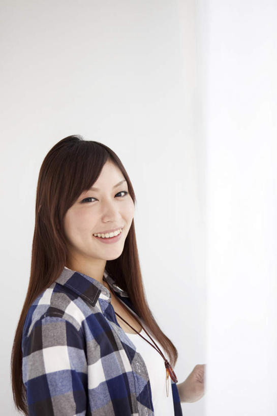 手,一个人,站,笑,微笑,露齿笑,竖图,室内,白天,白色背景,侧面,仅一个年轻女性,仅一个女性,仅一个人,服装,注视,休闲装,衣服,观察,看,站着,休闲,手部,休闲服,摄影,服饰,影棚,观看,察看,关注,抬着,年轻女性,女人,女性,站立,半身,彩图,影棚拍摄,拍摄