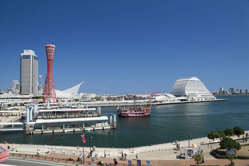 高楼大厦,栏杆,码头,横图,室外,白天,正面,度假,草地,草坪,海浪,海洋,美景,树林,植物,城市风光,城市,大厦,港口,建筑,路灯,摩天大楼,船,照明,日本,亚洲,一艘,波纹,飞溅,溅,液体,景观,浪花,水滴,建筑群,围栏,塔,灯光,游艇,地面,许多人,娱乐,建设,护栏,灯,水珠,草,树,树木,红色,蓝色,绿色,蓝天,水纹,天空,自然,海水,船尾波,交通工具,波浪,天,享受,休闲,景色,放松,生长,成长,照亮,照明设备,喷洒,载具,海景,东亚,本州,本州岛,日本国,近畿地方,近畿,兵库,兵库县,神户,神户港,神户市,神戸,县厅,神戸市,神户塔,大海,风浪,海,海水的波动,近岸浪,涌浪,彩图,全身,摆渡口,埠头,大楼,渡口,渡头,港湾,高层建筑,高楼,海港,货运码头,口岸,摩天楼,商港