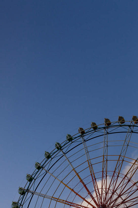 无人,游乐园,竖图,室外,特写,白天,仰视,旅游,度假,美景,游乐场,日本,亚洲,景观,云,云朵,摩天轮,云彩,娱乐,一个,红色,蓝色,绿色,白色,白云,蓝天,天空,自然,天,享受,休闲,景色,放松,晴朗,单个,自然风光,东亚,本州,费里斯大转轮,茨城,茨城县,关东地方,本州岛,日本国,乐园,晴空,彩图,低角度拍摄