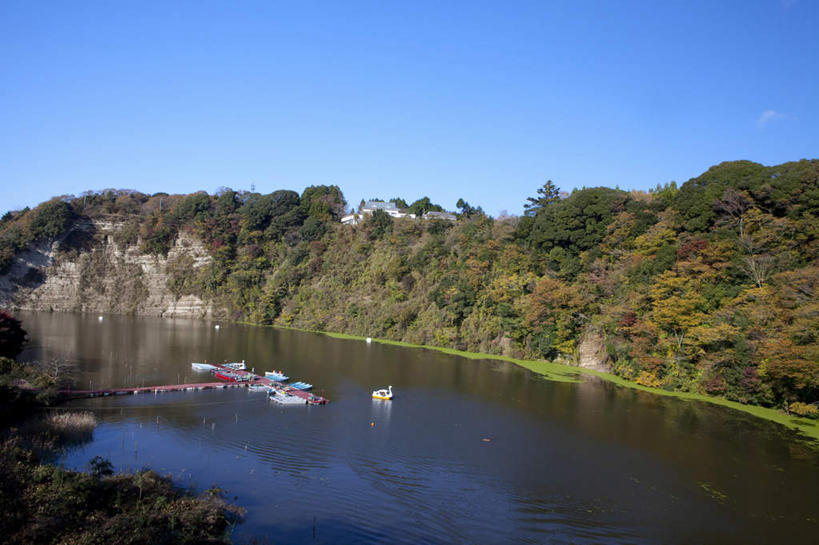 无人,码头,横图,俯视,室外,白天,旅游,度假,湖,湖泊,美景,秋季,山,山脉,树林,水,植物,港口,船,叶子,日本,亚洲,一艘,许多,阴影,波纹,光线,影子,湖面,景观,山峰,水流,水面,云,云朵,木船,枯叶,落叶,涟漪,山峦,千叶县,云彩,娱乐,树,树木,黄色,红色,蓝色,绿色,白色,白云,倒影,蓝天,水纹,天空,阳光,自然,交通工具,波浪,湖水,群山,天,享受,休闲,景色,放松,生长,晴朗,成长,舟,自然风光,载具,脚踏船,东亚,本州,关东地方,本州岛,日本国,水晕,千叶,叶,叶片,晴空,秋,秋天,彩图,高角度拍摄,摆渡口,埠头,渡口,渡头,港湾,海港,货运码头,口岸,商港