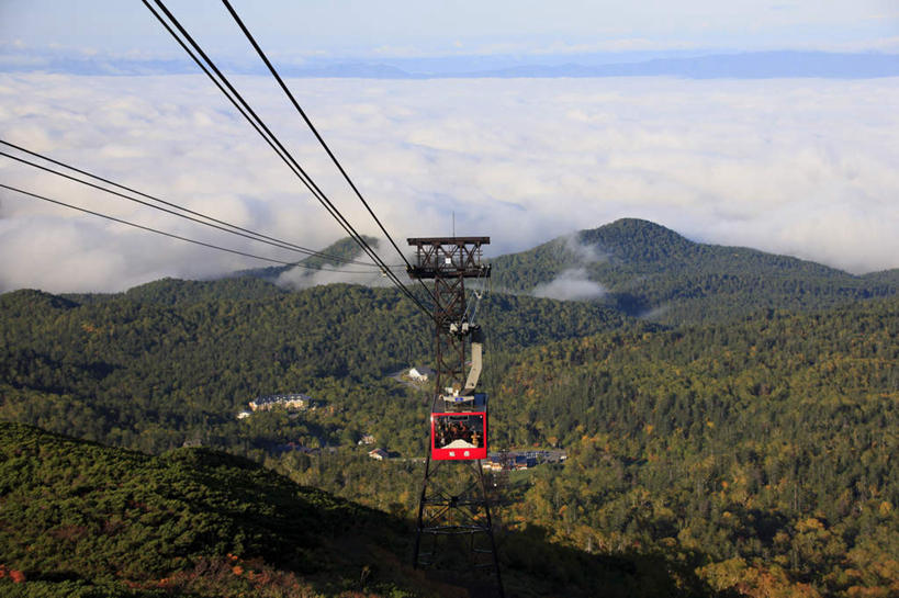 东方人,家,横图,俯视,室外,白天,旅游,度假,石头,美景,森林,山,山脉,树林,植物,北海道,日本,亚洲,一辆,一座,许多,阴影,光线,电缆,石子,影子,房屋,屋子,景观,山顶,山峰,云,云朵,铁塔,山峦,许多人,云彩,黄种人,娱乐,楼房,住宅,缆车,树,树木,红色,蓝色,绿色,白色,白云,蓝天,天空,阳光,自然,群山,天,一群人,享受,休闲,烟,景色,放松,生长,晴朗,成长,自然风光,东亚,沉积岩,日本国,北海道地方,北海道岛,道北,颠峰,极峰,水成岩,亚洲人,石块,岩石,晴空,彩图,高角度拍摄,房子,上川支厅