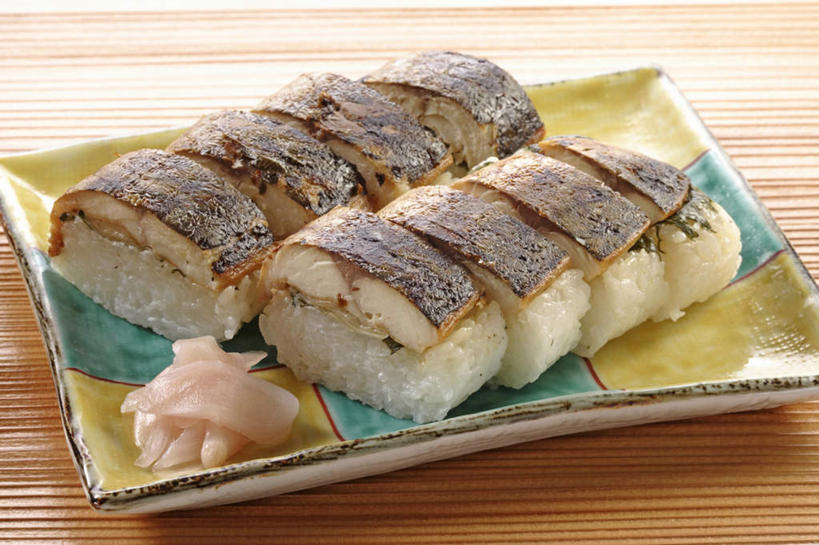 海鲜,寿司,无人,横图,俯视,室内,白天,烹饪,餐具,一排,许多,整齐,装饰,碟子,盘,调料,日本料理,料理,食品,调味品,鲭鱼,调味料,水产,菜肴,美食,海洋生物,食物,排列,一个,盘子,碟,日式料理,日式,佳肴,单个,华丽,修饰,花池鱼,花鲱,花鳀,青花鱼,鲐鲅鱼,油胴鱼,点缀,队列,水生动物,海产品,水生物,海底动物,衬托,美观,雅致,雅观,鲭鱼寿司,进餐用具,彩图,高角度拍摄