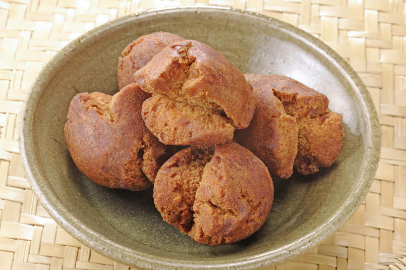 点心,面包,无人,横图,俯视,室内,特写,白天,烹饪,餐桌,桌子,竹子,五个,许多,阴影,反射,影子,陶瓷,油炸,油炸食品,日本料理,料理,食品,面点,陶瓷制品,菜肴,美食,食物,糕点,排列,一个,碗,日式料理,甜甜圈,日式,佳肴,单个,餐台,队列,多纳滋面包,唐纳滋,面包圈,彩图,高角度拍摄