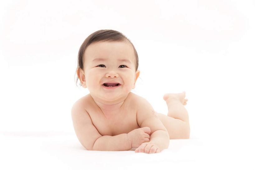 东方人,婴儿,儿童,腿部,腿,一个人,笑,微笑,横图,室内,白天,白色背景,仰视,纯洁,亚洲,仅一个人,撑,注视,黄种人,小孩,观察,看,趴着,可爱,摄影,活泼,影棚,观看,翘,察看,撑着,关注,翘起,宝宝,纯真,烂漫,无邪,伶俐,天真,亚洲人,孩子,趴,彩图,低角度拍摄,全身,影棚拍摄,拍摄