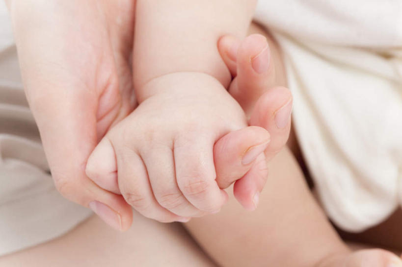 东方人,婴儿,儿童,手,两个人,家庭,母亲,捏,横图,俯视,室内,特写,白天,纯洁,亚洲,握,服装,拿,捏着,拿着,休闲装,黄种人,小孩,衣服,白色,休闲,温暖,温馨,一家人,手部,休闲服,可爱,母爱,童年,童趣,握着,服饰,活泼,和睦,宝宝,童真,纯真,烂漫,无邪,母婴,伶俐,天真,年轻女性,女人,女性,亚洲人,孩子,年轻人,半身,彩图,高角度拍摄,融洽