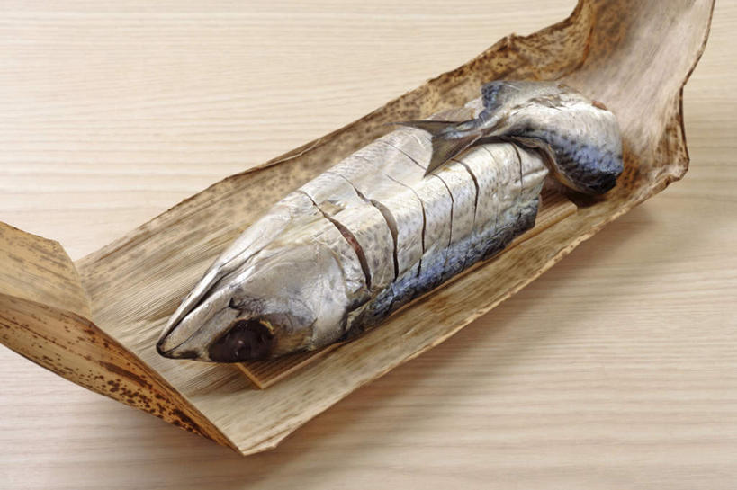 海鲜,无人,横图,俯视,室内,特写,白天,烹饪,叶子,一张,阴影,装饰,反射,鱼,影子,芋头,粽叶,日本料理,料理,食品,绿叶,水产,菜肴,美食,鱼类,海洋生物,食物,日式料理,日式,嫩叶,佳肴,华丽,修饰,点缀,水生动物,海产品,水生物,海底动物,箬叶,芦苇叶,衬托,美观,雅致,雅观,青芋,鲭鱼寿司,叶,叶片,芋艿,彩图,高角度拍摄