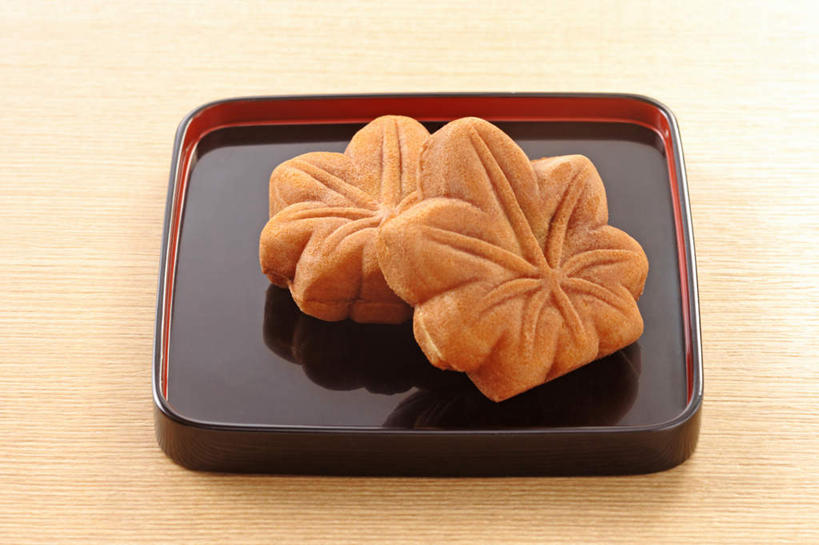 点心,无人,横图,俯视,室内,特写,白天,烹饪,下午茶,餐桌,桌子,餐具,托盘,两块,阴影,反射,碟子,盘,影子,日本料理,料理,食品,花形,菜肴,美食,食物,糕点,红色,盘子,碟,日式料理,日式,佳肴,餐台,彩图,高角度拍摄,蛋糕