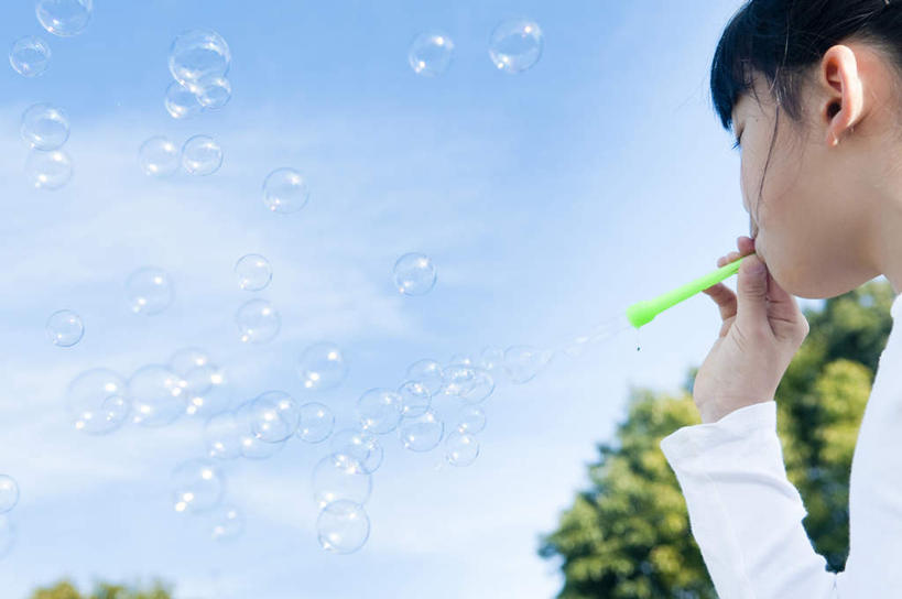 东方人,儿童,一个人,横图,室外,特写,白天,仰视,游戏,纯洁,植物,玩具,东京,日本,亚洲,仅一个女性,仅一个人,一根,许多,握,阴影,光线,影子,云,云朵,拿,玩,云彩,拿着,黄种人,娱乐,树,树木,小孩,蓝色,绿色,白云,蓝天,天空,阳光,自然,泡泡,天,仅一个小孩,休闲,可爱,童年,童趣,益智,握着,塑胶制品,生长,晴朗,成长,活动,发泄,消遣,智力,泡泡机,童真,橡胶制品,东亚,烂漫,无邪,气吹,本州,关东地方,本州岛,日本国,东京都,宣泄,乳胶制品,天真,女孩,女人,女性,亚洲人,孩子,晴空,玩耍,嬉戏,半身,彩图,低角度拍摄,女生