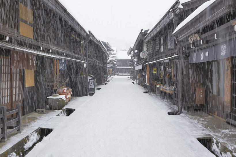 无人,横图,室外,白天,正面,旅游,度假,美景,名胜古迹,雪,大雪,标志建筑,地标,建筑,街道,日本,亚洲,一排,遗迹,整齐,挂牌,木桶,积雪,景观,雪景,冬季,冬天,建筑群,古迹,文物,娱乐,建设,商铺,古建筑,排列,自然,享受,休闲,旅游胜地,景色,放松,寒冷,队列,自然风光,古文明,东亚,本州,本州岛,日本国,中部地方,岐阜,岐阜县,严寒,彩图,巷