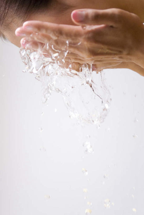 东方人,脸,头,脸颊,手,头发,一个人,闭眼,笑,摸,微笑,竖图,室内,特写,白天,白色背景,侧面,水,亚洲,仅一个年轻女性,仅一个女性,仅一个人,抚摸,飞溅,溅,液体,水滴,黄种人,干净,洗脸,水珠,黑色,清洁,享受,健康,手部,放松,保健,摄影,流动,影棚,卫生,喷洒,年轻女性,女人,女性,亚洲人,头部,脸部,脸蛋,面部,闭眼睛,闭着眼,闭着眼睛,触摸,接触,半身,彩图,影棚拍摄,拍摄