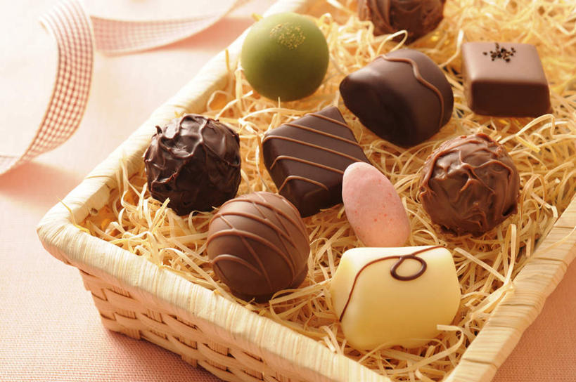 无人,横图,俯视,室内,特写,白天,餐桌,桌面,桌子,一排,一条,许多,整齐,格纹,篮子,丝绸,丝带,食品,糖,糖果,甜点,甜品,缎带,绸带,食物,排列,甜食,巧克力,摄影,影棚,餐台,朱古力,队列,编制,彩图,高角度拍摄,影棚拍摄,拍摄