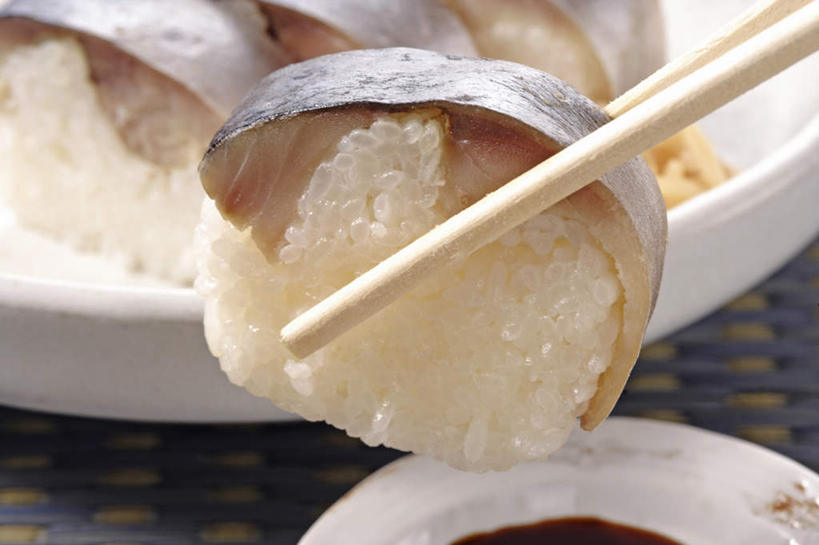 海鲜,米饭,寿司,无人,横图,俯视,室内,特写,白天,烹饪,餐桌,筷子,桌面,桌子,餐具,一双,碟子,盘,调料,日本料理,料理,食品,饭,调味品,鲭鱼,调味料,文化,传统,水产,菜肴,美食,海洋生物,食物,一个,盘子,碟,日式料理,日式,摄影,佳肴,影棚,单个,餐台,礼节,花池鱼,花鲱,花鳀,青花鱼,鲐鲅鱼,油胴鱼,五谷,水生动物,海产品,醋饭,礼仪,水生物,海底动物,鲭鱼寿司,四喜饭,进餐用具,彩图,高角度拍摄,影棚拍摄,拍摄