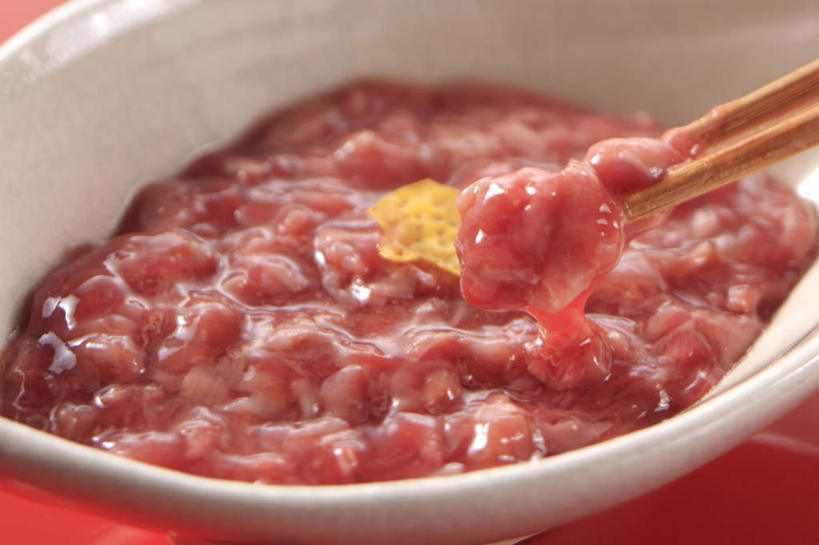 海鲜,无人,横图,俯视,室内,特写,白天,烹饪,餐桌,筷子,桌面,桌子,餐具,一双,日本料理,料理,食品,鲔鱼,文化,传统,水产,金枪鱼,菜肴,美食,海洋生物,食物,腌制,日式料理,日式,摄影,佳肴,影棚,餐台,礼节,吞拿鱼,水生动物,海产品,礼仪,水生物,海底动物,腌渍,腌制食品,进餐用具,烹调用具,彩图,高角度拍摄,影棚拍摄,拍摄