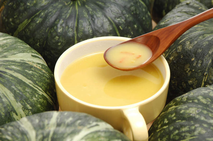 无人,横图,俯视,室内,特写,白天,餐桌,桌面,桌子,南瓜,杯子,餐具,五个,一排,许多,整齐,围绕,木制,勺子,陶瓷,金瓜,陶瓷制品,番瓜,排列,一个,木制品,调羹,汤匙,摄影,影棚,单个,餐台,麦瓜,倭瓜,队列,南瓜汤,进餐用具,烹调用具,彩图,高角度拍摄,影棚拍摄,拍摄