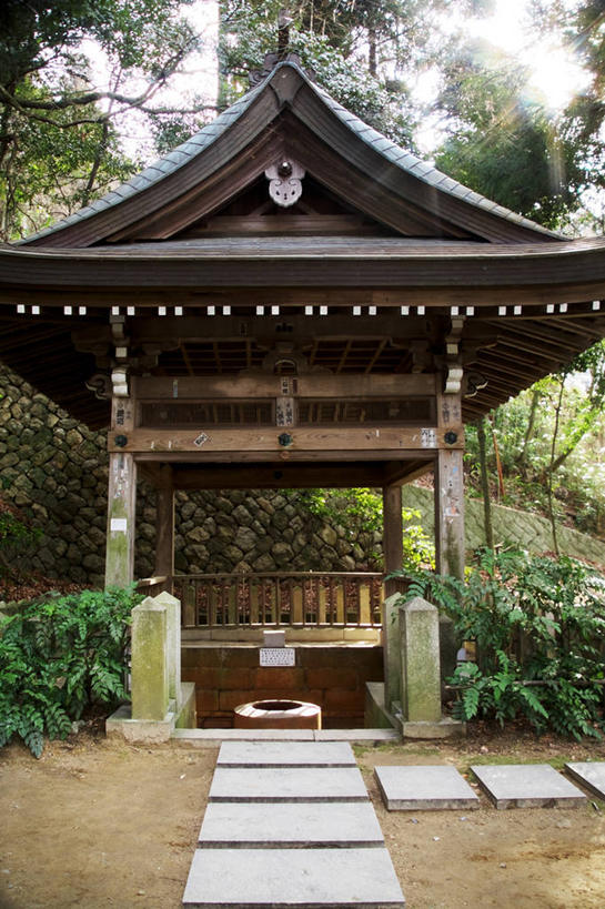 无人,栏杆,竖图,室外,白天,正面,度假,草地,草坪,美景,植物,城市风光,城市,道路,路,喷泉,日本,亚洲,亭子,屋顶,景观,围栏,小路,交通,顶棚,文化,娱乐,护栏,草,树,树木,绿色,自然,品味,享受,休闲,景色,放松,生长,成长,水景,东亚,本州,本州岛,日本国,近畿地方,近畿,兵库,兵库县,美观,神户,神户市,神戸,县厅,神戸市,北区,设计,彩图,有马温泉