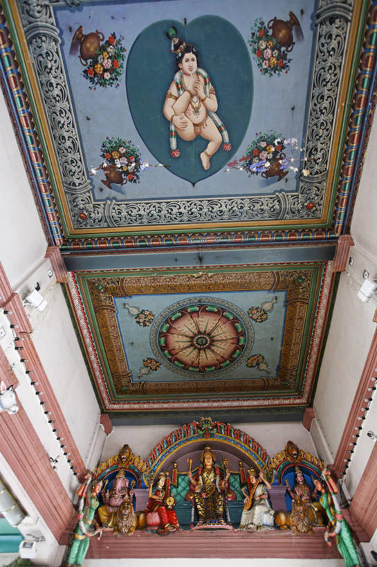 无人,寺庙,竖图,室内,白天,仰视,旅游,度假,名胜古迹,天花板,标志建筑,地标,建筑,雕塑,新加坡,亚洲,许多,阴影,节日,遗迹,艺术,装饰,反射,雕刻,雕像,影子,很多,燃烧,古迹,文化,文物,娱乐,建设,古建筑,香火,工艺品,庙宇,祈祷,享受,休闲,健康,旅游胜地,放松,许愿,宗教,东南亚,信仰,纪念,祈求,美术,主题,陈列,古文明,功能,美学,新加坡共和国,维拉玛卡里雅曼兴都庙,平安,彩图,低角度拍摄,庙,寺,小印度,狮城,新加坡东南区,星岛,星洲