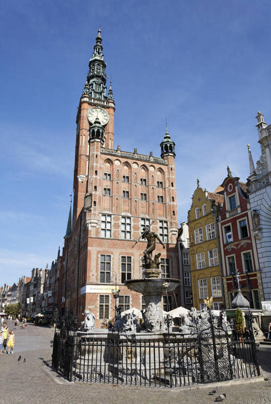 无人,栏杆,竖图,室外,白天,仰视,度假,美景,城市风光,城市,喷泉,雕塑,欧洲,波兰,阴影,艺术,装饰,时间,光线,雕刻,雕像,时钟,影子,景观,云,云朵,围栏,计时,云彩,文化,娱乐,护栏,蓝色,白云,蓝天,天空,阳光,工艺品,钟表,天,品味,享受,休闲,表,景色,放松,晴朗,纪念,美术,主题,水景,陈列,中欧,海王星喷泉,功能,美学,美观,塔钟,波兰共和国,设计,钟,晴空,彩图,低角度拍摄