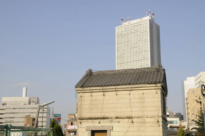 无人,家,高楼大厦,横图,室外,白天,仰视,旅游,度假,植物,标志建筑,大厦,地标,建筑,路灯,摩天大楼,照明,东京,日本,亚洲,阴影,光线,影子,房屋,屋子,公寓,灯光,娱乐,建设,洋房,楼房,住宅,灯,树,树木,蓝色,绿色,蓝天,天空,阳光,自然,天,享受,休闲,旅游胜地,放松,生长,晴朗,成长,照亮,照明设备,东亚,本州,万里无云,关东地方,本州岛,日本国,东京都,晴空,晴空万里,彩图,低角度拍摄,房子,大楼,高层建筑,高楼,摩天楼,阳光60大厦