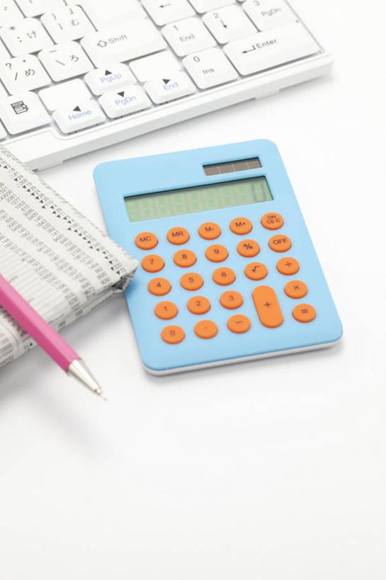 无人,竖图,俯视,室内,特写,白天,白色背景,阅读,计算器,键盘,静物,报纸,学习,阴影,反射,计算,科学,信息,笔,标志,数字,文字,影子,字符,办公用品,输入设备,通讯设备,标识,文具,铅笔,学习用品,浏览,理财,财务,摄影,阿拉伯数字,影棚,新闻,文具用品,一支,数学,通信设备,自动铅笔,电脑键盘,彩图,高角度拍摄,影棚拍摄,拍摄,报刊