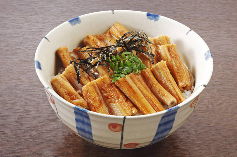 米饭,鳗鱼,无人,横图,俯视,室内,特写,白天,烹饪,餐桌,桌子,鳗鲡,蔬菜,叶子,阴影,新鲜,反射,影子,陶瓷,肉,鱼肉,日本料理,料理,食品,绿叶,陶瓷制品,饭,菜肴,美食,肉类,食物,一个,容器,碗,日式料理,日式,嫩叶,摄影,鳗鱼饭,佳肴,有机食品,绿色食品,影棚,单个,餐台,储藏,五谷,储存,肉食,河鳗,白鳗,青鳝,风馒,叶,叶片,白鳝,彩图,高角度拍摄,影棚拍摄,拍摄,贮存