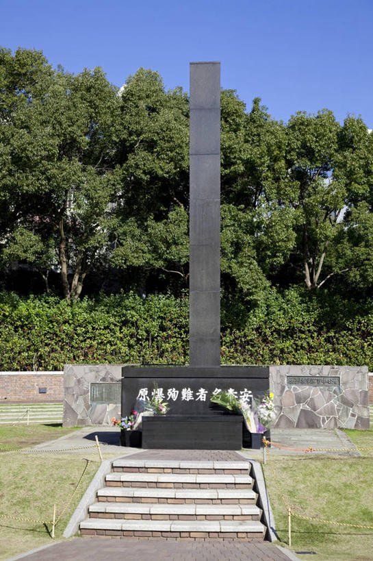 无人,竖图,室外,白天,正面,旅游,度假,草地,草坪,植物,标志建筑,地标,建筑,长崎,日本,亚洲,阴影,光线,影子,纪念碑,娱乐,建设,草,树,树木,蓝色,绿色,蓝天,天空,阳光,自然,天,享受,休闲,旅游胜地,放松,平和公园,生长,晴朗,成长,东亚,和平公园,万里无云,日本国,长崎县,九州本岛,九州,九州岛,九州地方,长崎市,县厅,平和纪念公园,长崎平和公园,长崎平和纪念公园,晴空,晴空万里,彩图