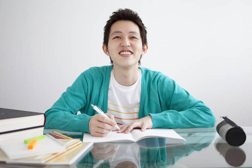 东方人,一个人,客厅,坐,笑,微笑,露齿笑,横图,室内,白天,正面,桌子,玻璃,亚洲,仅一个男性,仅一个人,握,服装,笔,办公用品,记事本,拿,茶几,拿着,注视,休闲装,黄种人,玻璃制品,文具,仅一个年轻男性,衣服,绿色,本子,笔记本,铅笔,学习用品,观察,看,休闲,休闲服,握着,服饰,观看,文具用品,察看,起居室,关注,自动铅笔,客堂,男人,男性,年轻男性,亚洲人,坐着,半身,彩图